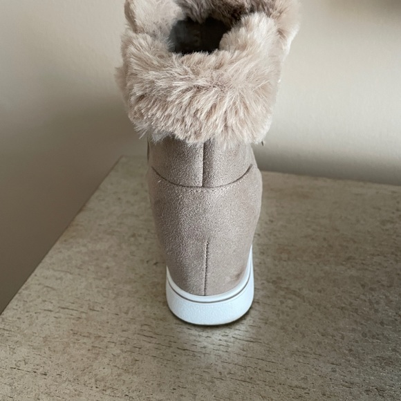 Water-Resistant bootie - Picture 3 of 4